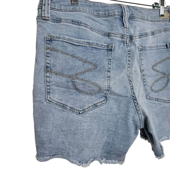 Seven7 Weekend Distressed Fringe Hem Denim Short Size 12 - Picture 7 of 10